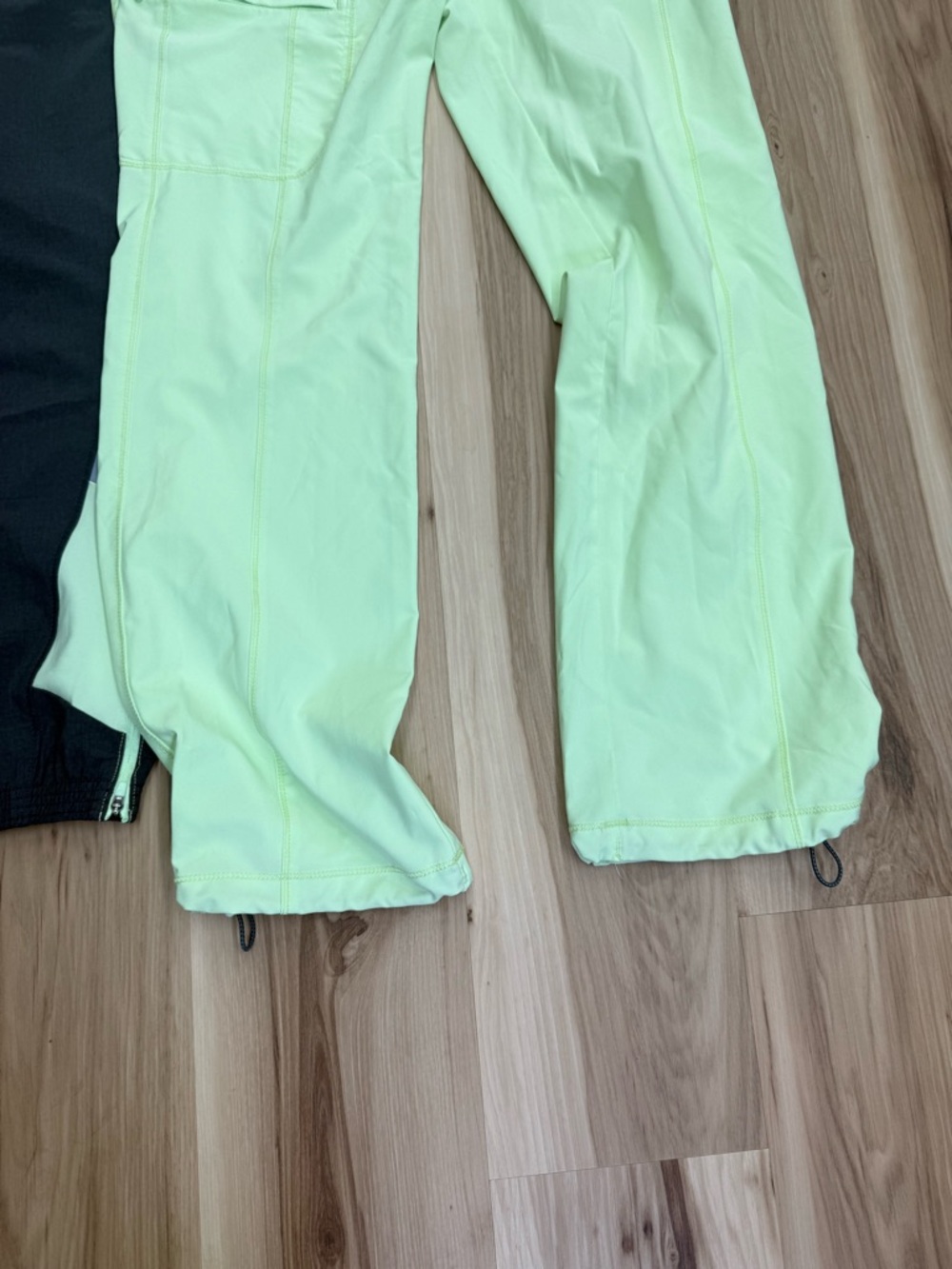 Women’s Two-Tone Mint & Black Medical Scrub Set J6 - Picture 2 of 7